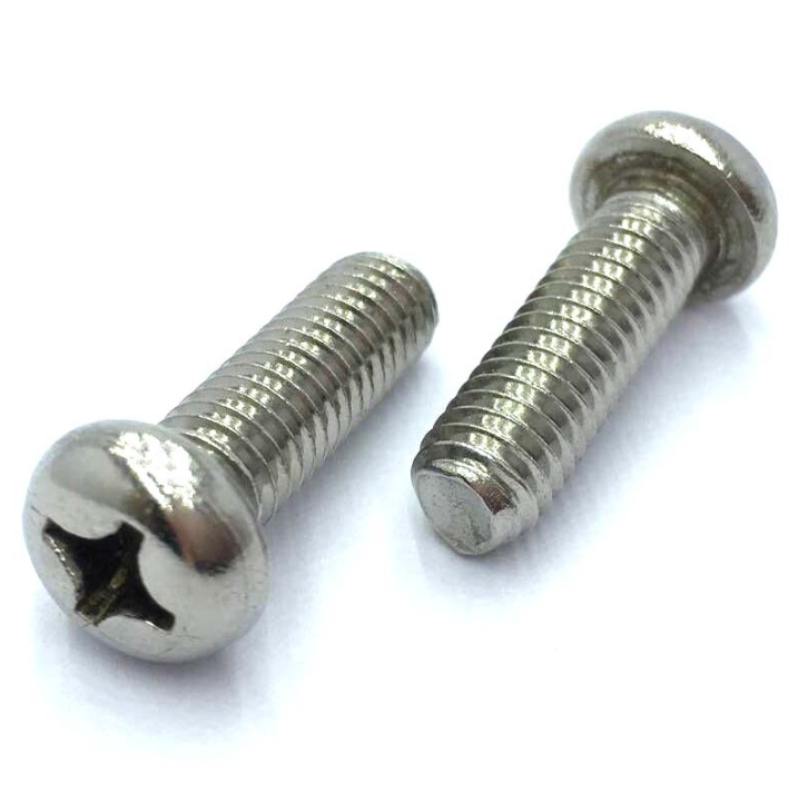 Hvad er den primære forskel mellem pan-head skruer og forsænkede skruer?