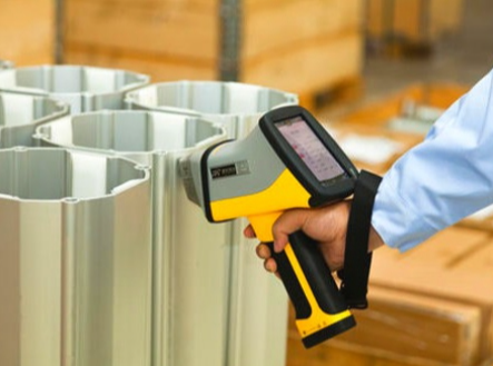 Kan kemiske løsninger og magneter bruges til hurtigt at identificere ægtheden af ​​fastgørelseselementer i rustfrit stål?