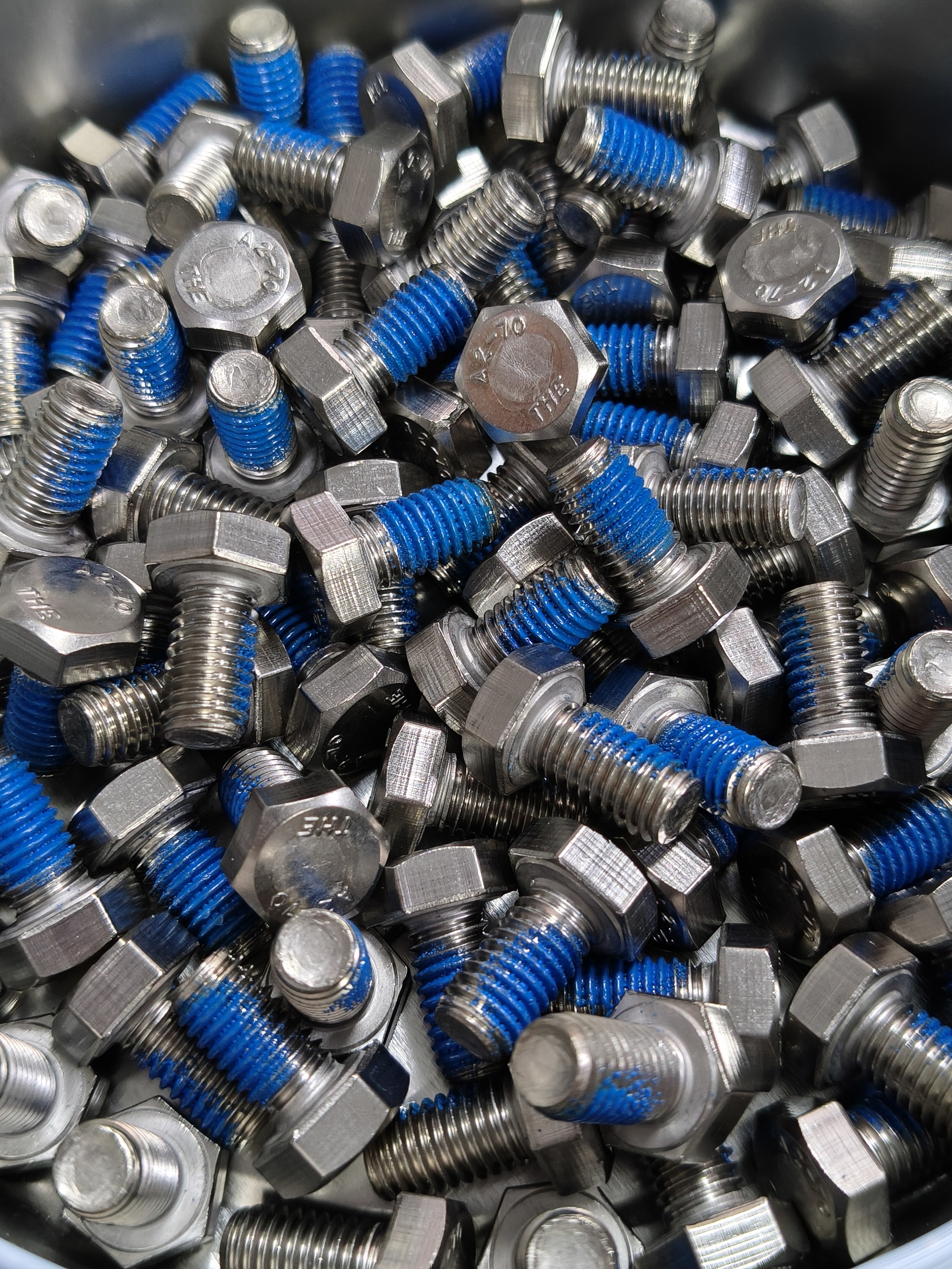 Hvorfor er trådlåsende klæbemidler kategoriseret i kemiske klæbemidler og nylonklæbemidler?