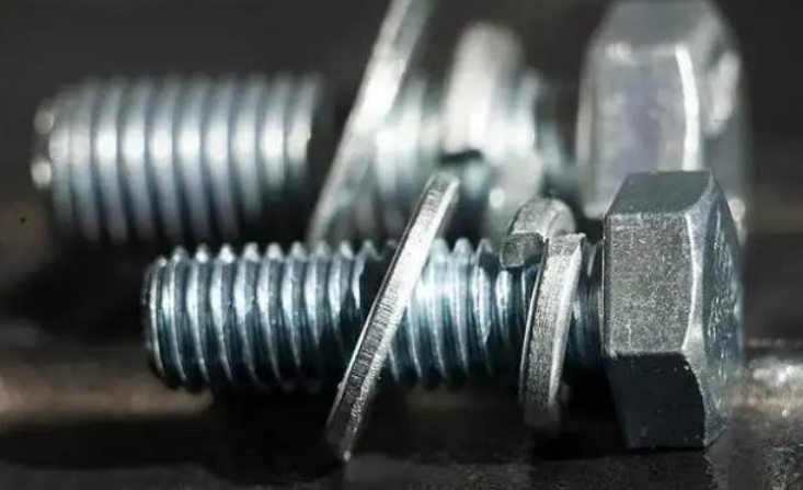 Hvad er de respektive funktioner af fjederskiver og fladskiver?