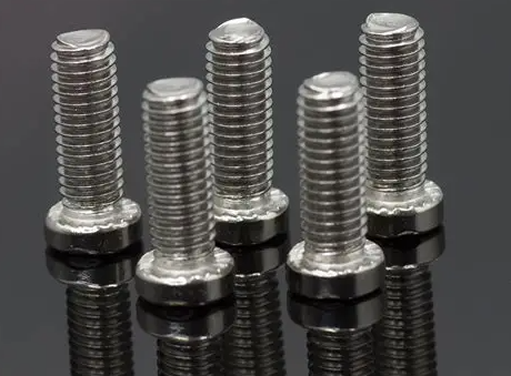 Hvad forårsager misfarvning i rustfri stålskruer?